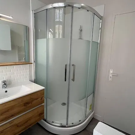 Iris Yourhosthelper *